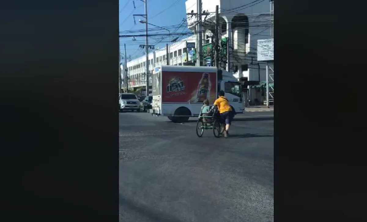 "พี่เสื้อเหลือง" น้ำใจงาม วิ่งไปช่วยเข็นสามล้อ"คุณตา"กลางสี่เเยก เลี่ยงอุบัติเหตุ อย่างปลอดภัย (คลิป)