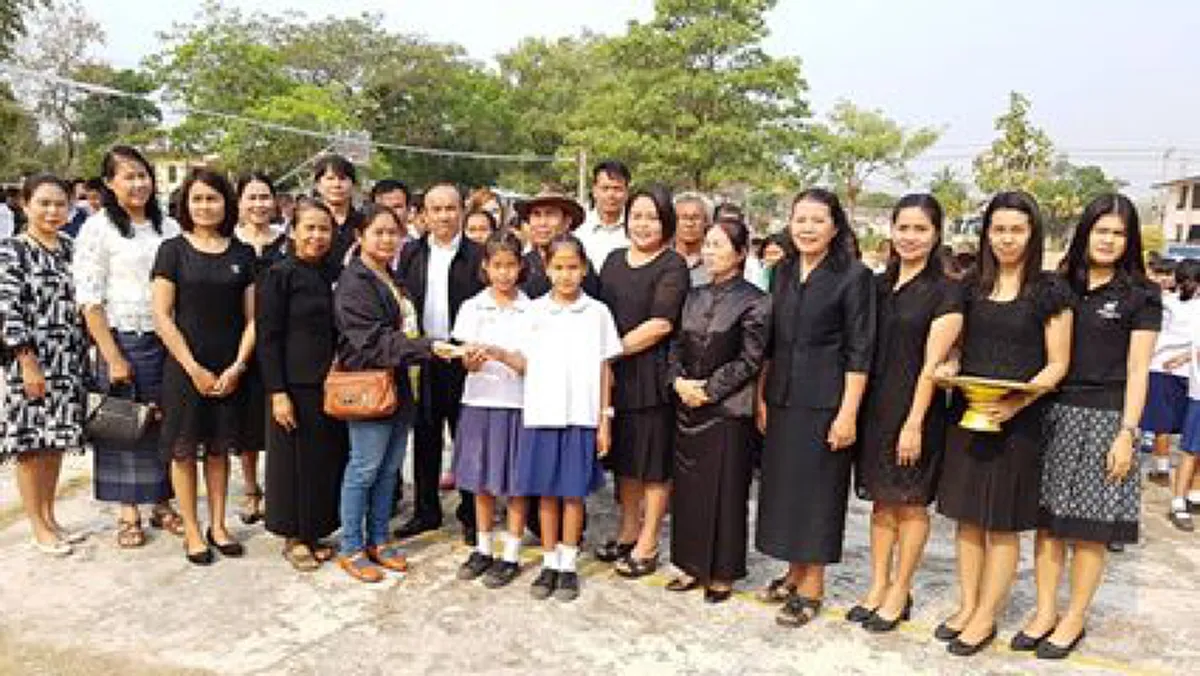 ชื่นชม สุดหัวใจ!! 2 ด.ญ. หิ้วขยะไปทิ้งหลังโรงเรียน ก่อนเจอสร้อยทองตกอยู่ รีบวิ่งหน้าตาตื่น นำมามอบให้ครูช่วยตามหาเจ้าของ!!