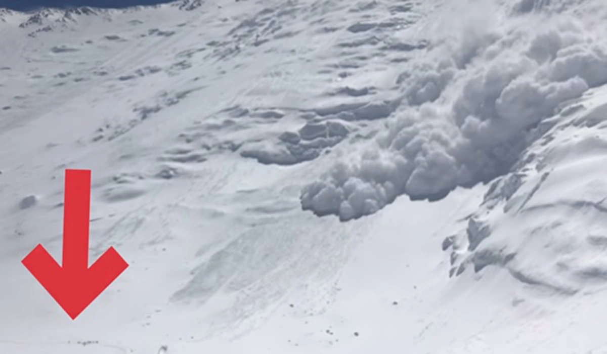 เปิดคลิประทึก!!! วินาทีหิมะบนเทือกเขาเลนิน ถล่มใส่นักปีนเขาจนต้องวิ่งหนี สุดท้ายไม่รอดถูกทับเต็มๆ