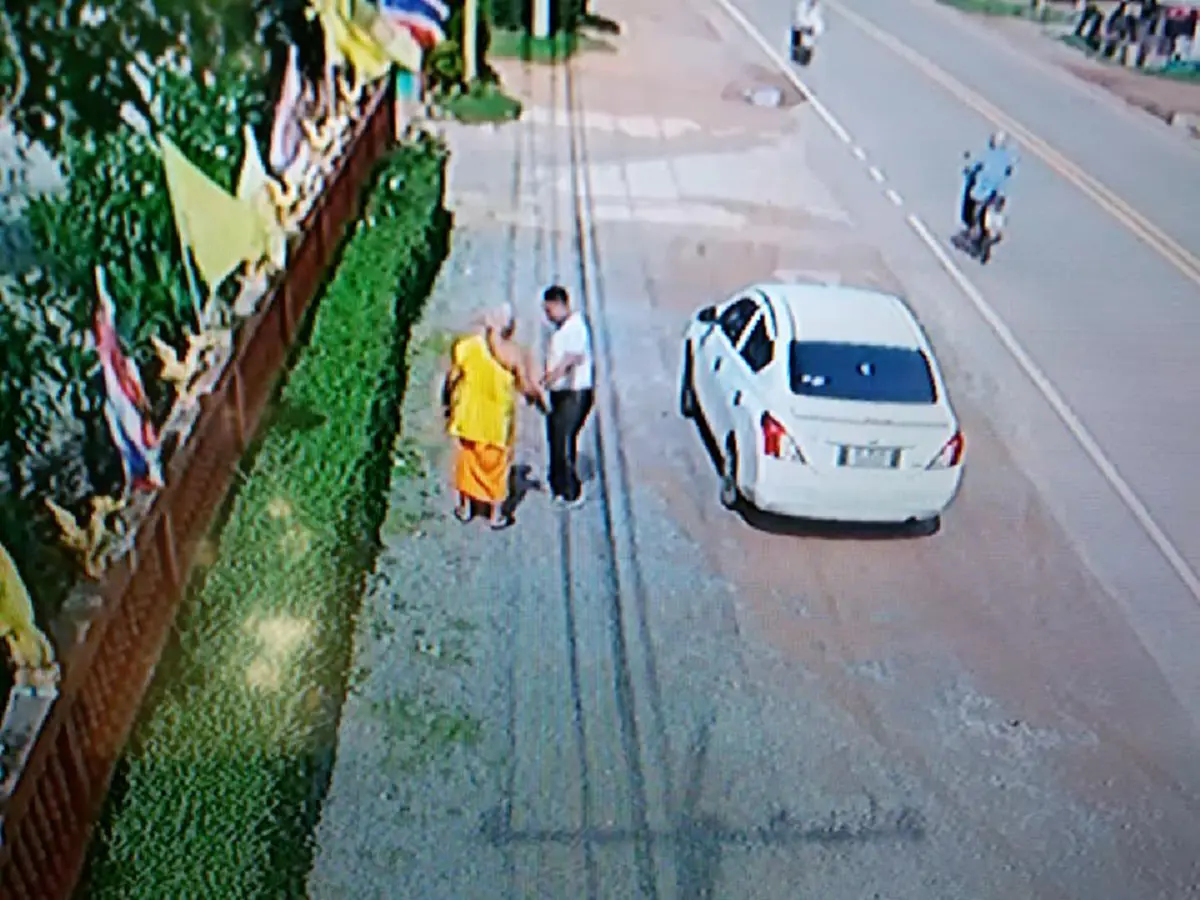ชายอ้างตัวเป็นนายตำรวจ เดินจูงมือหลวงพ่อทำท่าจะถวายสังฆทาน ก่อนลวงเงินไปกว่า 30,000 บาท