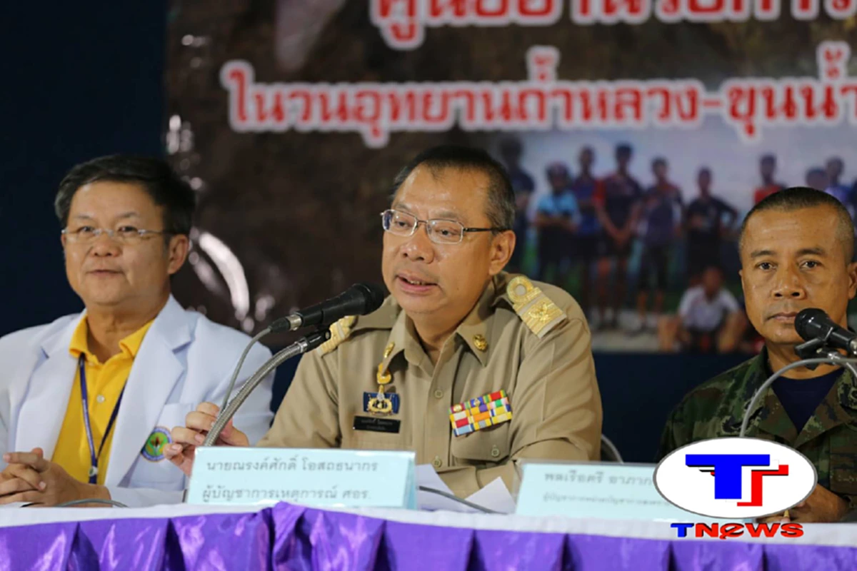 ขวัญใจประชาชน !!!  อีกช็อตประทับใจ"ผู้ว่าฯณรงค์ศักดิ์"  ยกมือไหว้หลัง "ประชาชน" ยืนรอขอบคุณให้ดอกไม้  (มีคลิป)