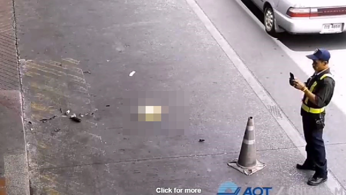 นักท่องเที่ยวสาวต่างชาติ พกพาวเวอร์เเบงค์ไว้ในกระเป๋า (คลิป)