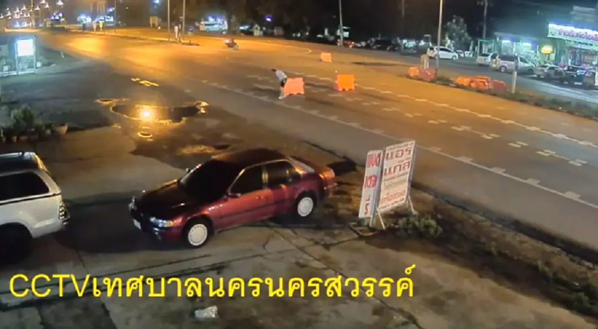ทำซ้ำไปซ้ำมา\"โจ๋นครสวรรค์\"ลากเเบริเออร์มาขวางถนนให้รถชน ยืนมองผลงานตัวเอง(คลิป)