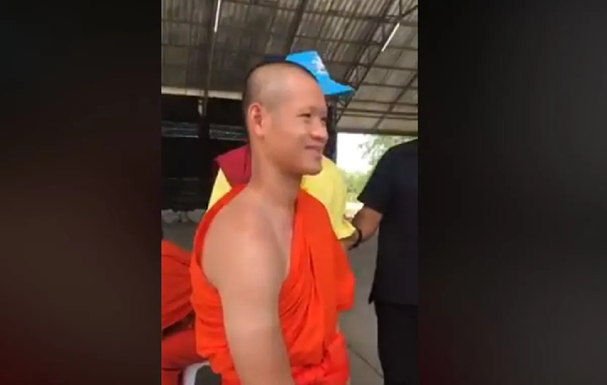 เเอบซ่อนอยู่ ชาวเน็ตตาดี มองที่เเขนซ้ายของ"พระเอกพล"จุดที่หลายๆคนอาจไม่เคยเห็นมาก่อน ขณะยืนพูดคุยกับ"อ.เฉลิมชัย"ถึงเรื่องราวในถ้ำหลวง(คลิป)