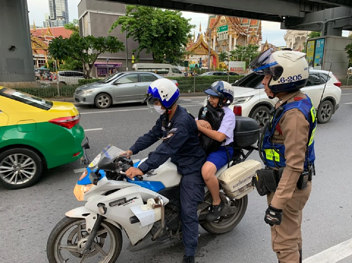 ตำรวจช่วยเหลือประชาชน