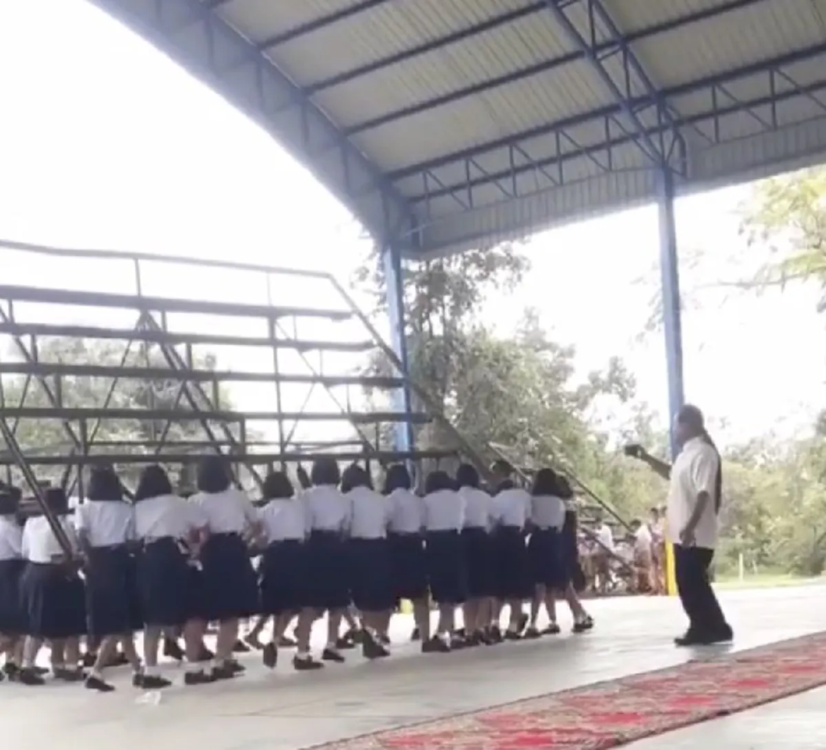 หญิงไทยยุคใหม่ สวยเเกร่ง นักเรียนหญิงสุดสตรอง รวมพลังยก"สเเตนด์เชียร์" ผู้ชายยืนมองให้กำลังใจ!! นึกถึงตอนสมัยเรียนขึ้นมาทันที (คลิป)