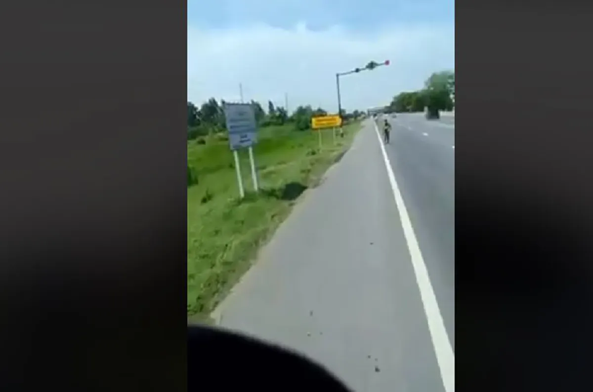 เดินหนีเเทบไม่ทัน?!! "ตร."ยืนดักโบก" รถบรรทุก"เส้นบางปะอิน..โวยวายเเหลกจะเอาผิดให้ได้?!! เจอคนจริงเถียงสู้ขาดใจ??กฏหมายเเน่น!! (คลิป)