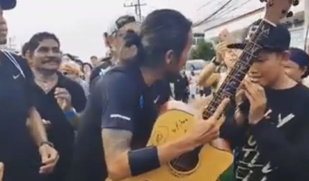 สุดจะบรรยาย!! โมเม้นต์ซึ้งๆประทับใจ "ตูน บอดี้สเเลม" เล่นกีตาร์ร้องเพลงกับ "เด็กหนุ่มปัตตานี"ด้วยบทเพลงที่เข้ากับช่วงเวลานี้ที่สุด!!(ชมคลิป)