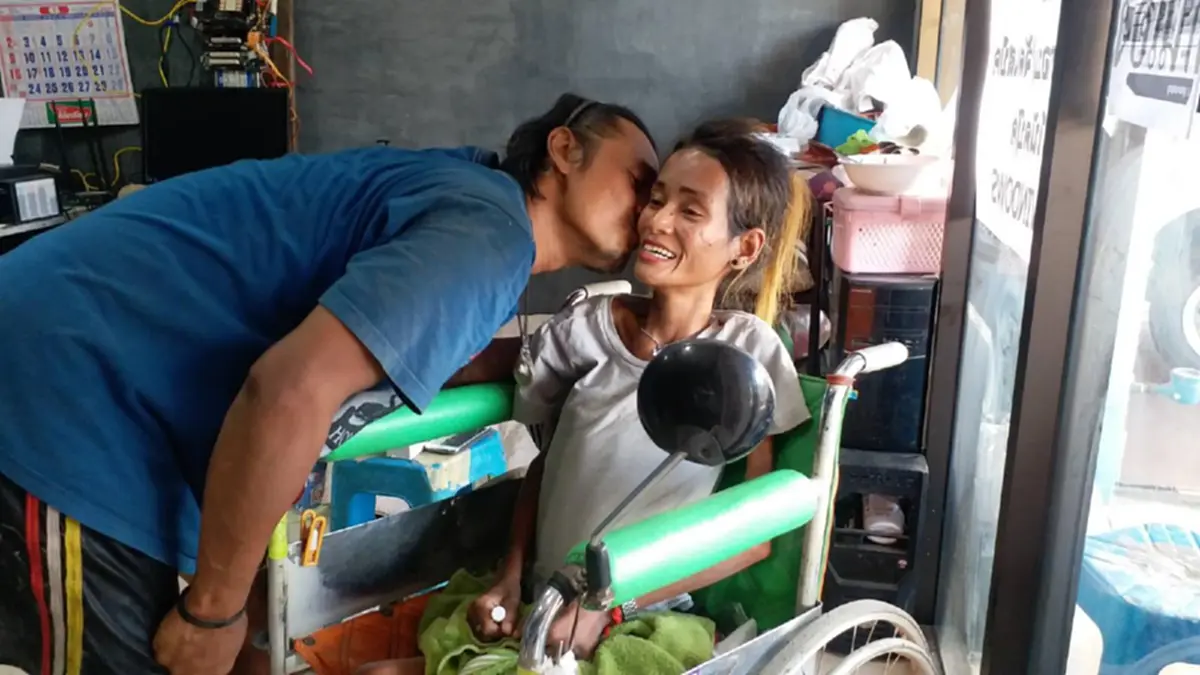 หนุ่มพบรักสาวบนเฟซบุ๊ก เจอตัวจริงถึงรู้ว่าเธอพิการ ด้วยสัญญาลูกผู้ชายรับมาดูแลอย่างดีเป็นคู่ชีวิต