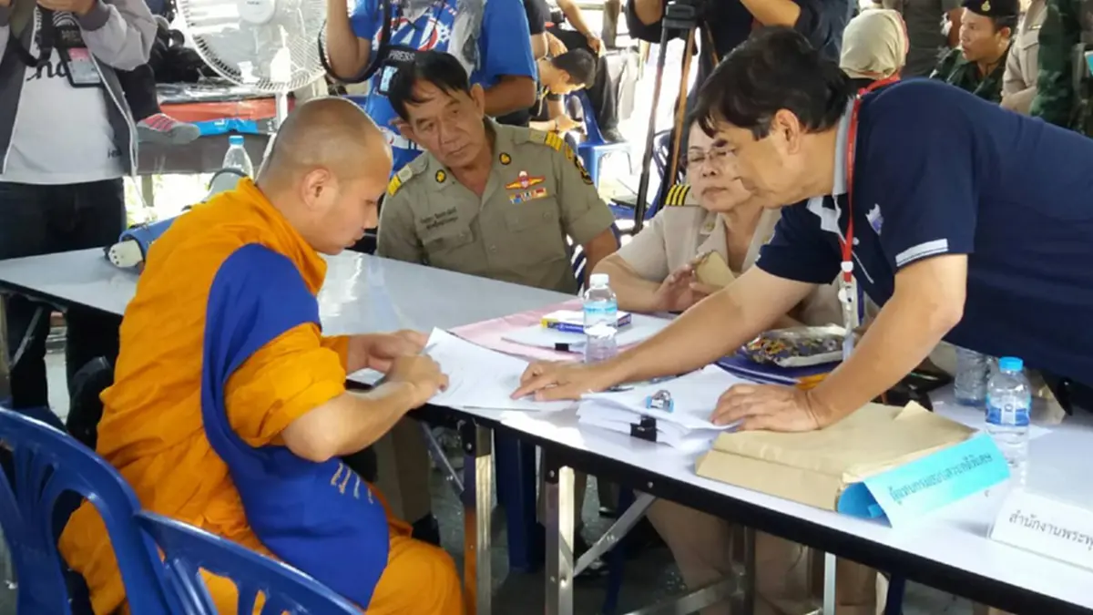 สแกนเข้ม !?!? เจ้าหน้าที่ตั้งโต๊ะตรวจ"ใบสุทธิ"พระ .... จริงหรือปลอม กรองให้รู้กันไปเลย (ภาพชุด)