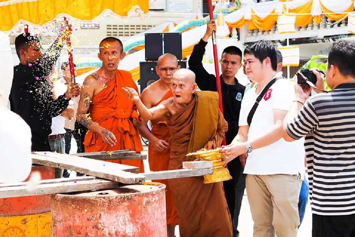 กราบสาธุ!! หลวงปู่ทวนเสกหยุดฝนในงานเททอง ลูกศิษย์เผยเห็นกับตา ทำเอาอึ้งกันทั้งงานบุญ