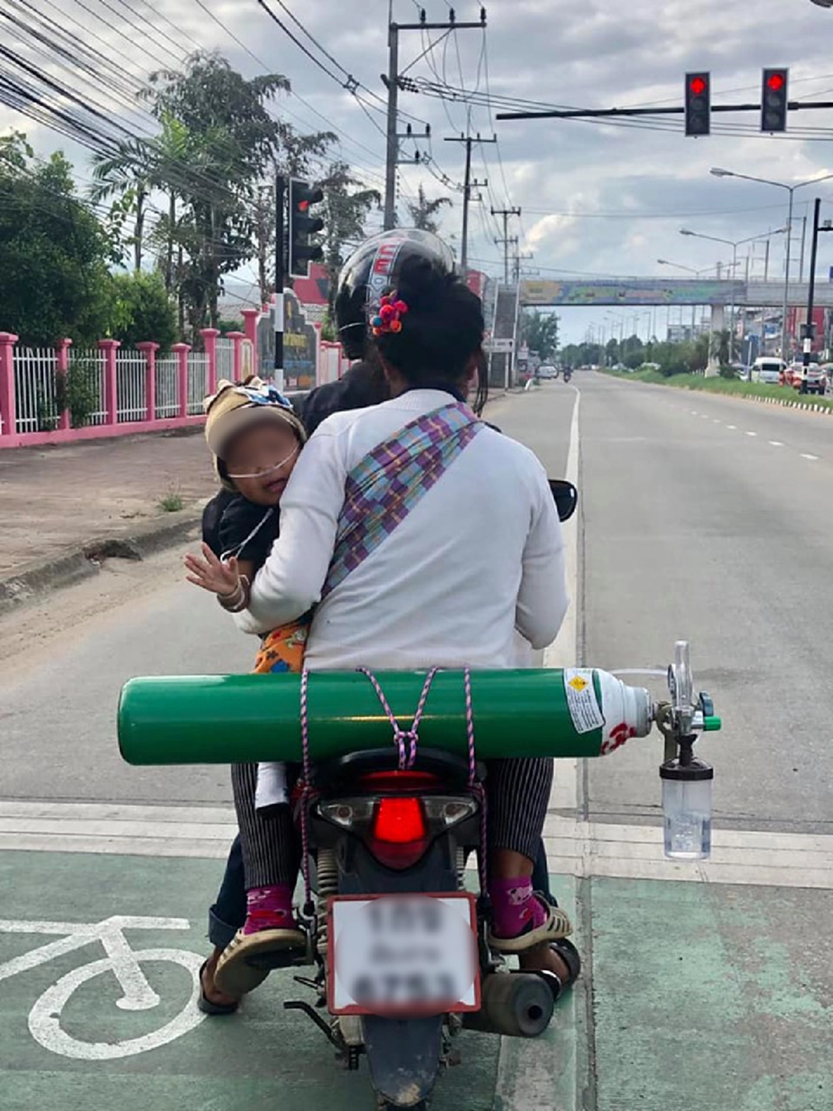 สะเทือนใจ เเม่อุ้มลูกน้อยป่วยทางเดินหายใจ พร้อมถังออกซิเจน ไปโรงพยาบาล