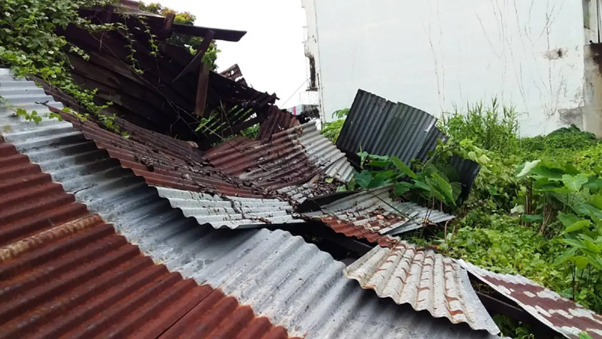 บ้านถล่มคนติดภายใน