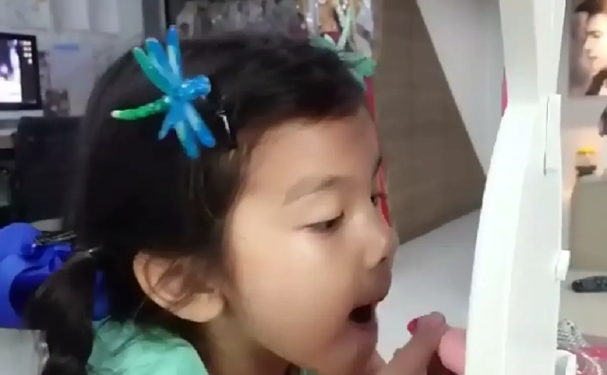 "น้องมะลิ"อยากสวย เลยลองทาลิปสติกครั้งแรก เกร็งปากจน "แม่โบว์" ลุ้นตามกลัวตะคริวจะกิน