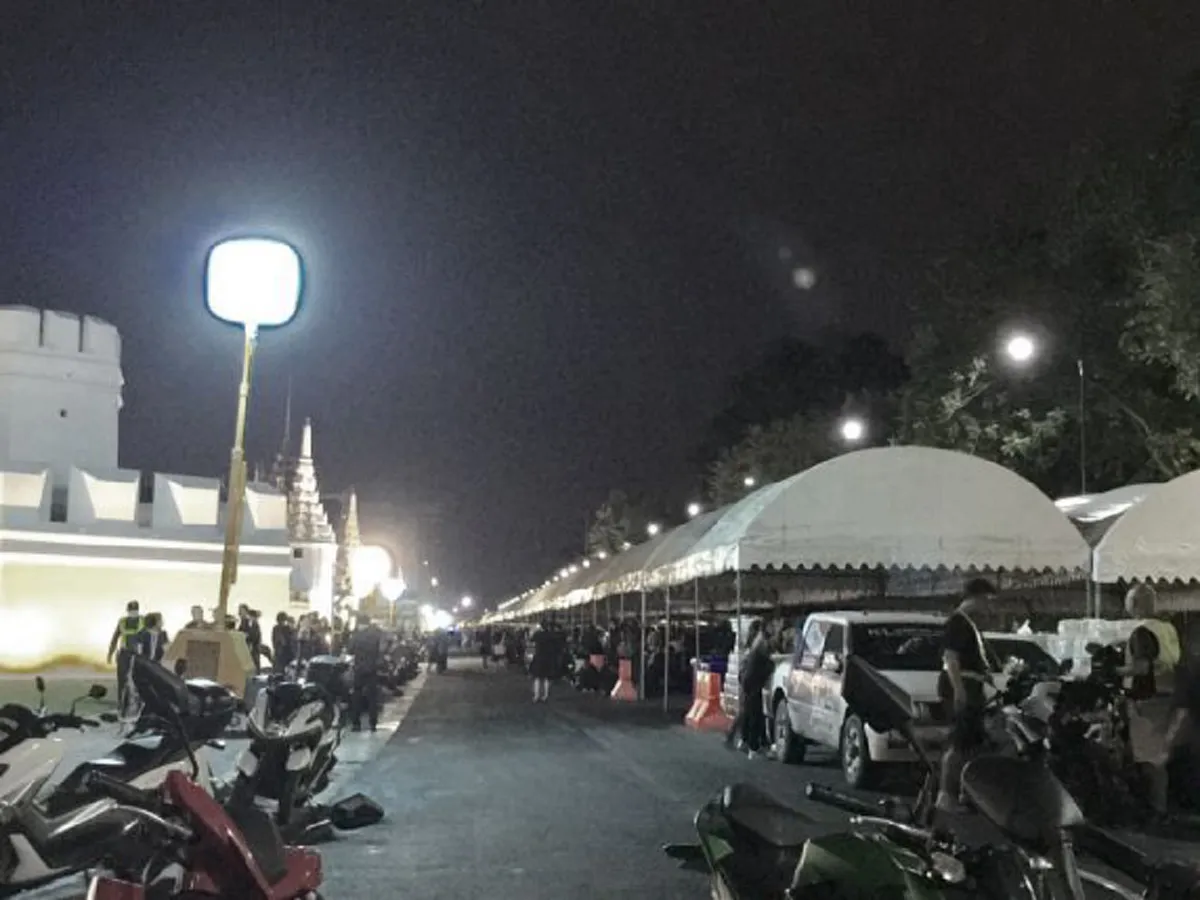 จะร้อนจะฝนเราก็ทน..เพื่อให้ได้กราบพ่อ!! ภาพบรรยากาศการรอถวายบังคมพระบรมศพฯ เบื้องหน้าพระบรมโกศ ณ พระที่นั่งดุสิตมหาปราสาท วันที่ 5 ต.ค. 60 ว