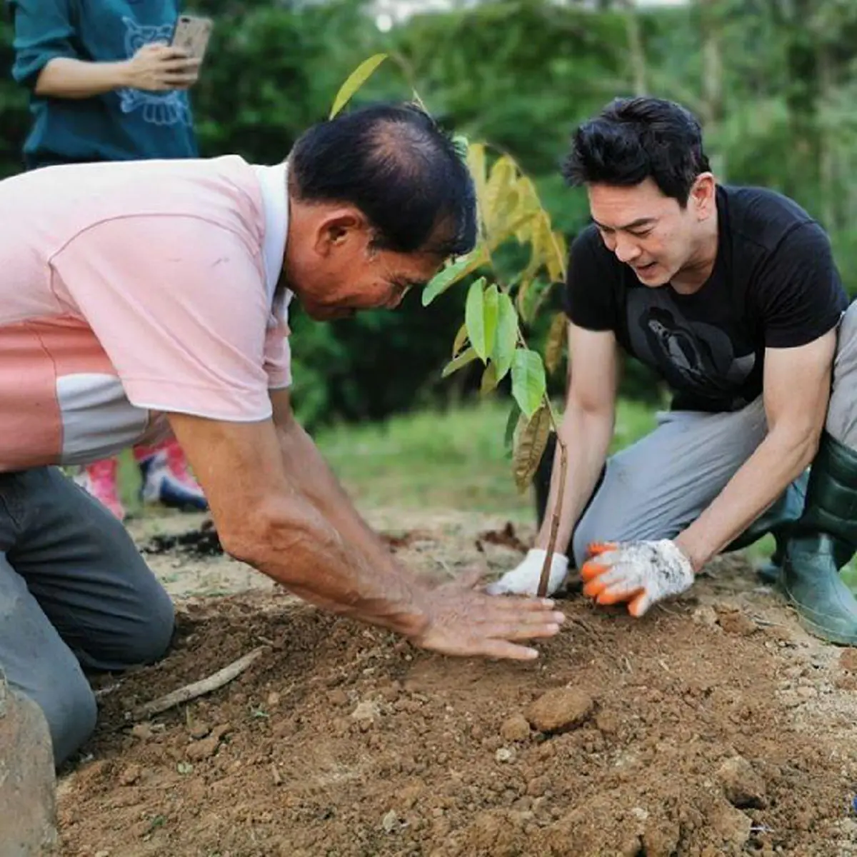 ชาคริต ยกครอบครัวลุยเข้าสวนปลูกทุเรียน สมเป็นเขยจันทบุรี