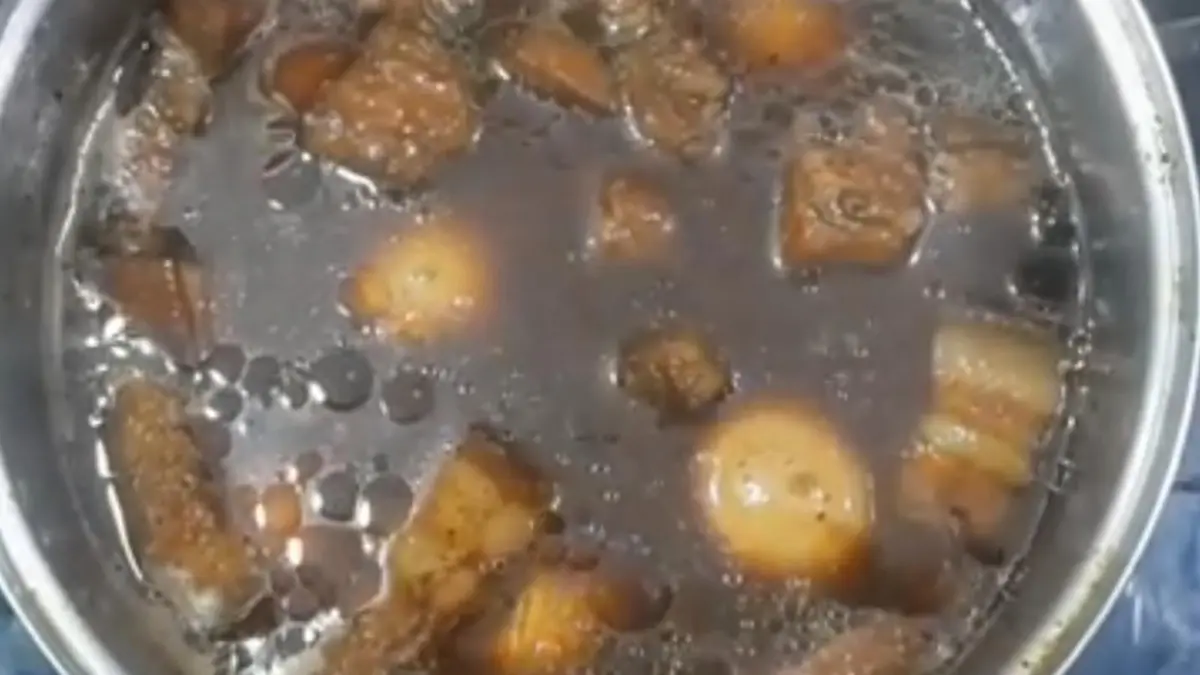 โรงเรียนฉาวให้เด็กนักเรียนกินไข่พะโล้บูด นำไปล้างน้ำแล้วเอากลับมาต้มให้กินอีก