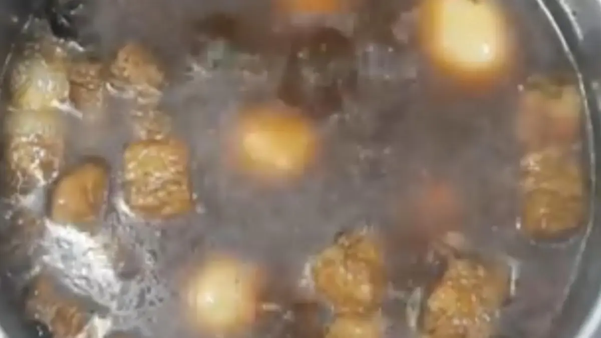 โรงเรียนฉาวให้เด็กนักเรียนกินไข่พะโล้บูด นำไปล้างน้ำแล้วเอากลับมาต้มให้กินอีก