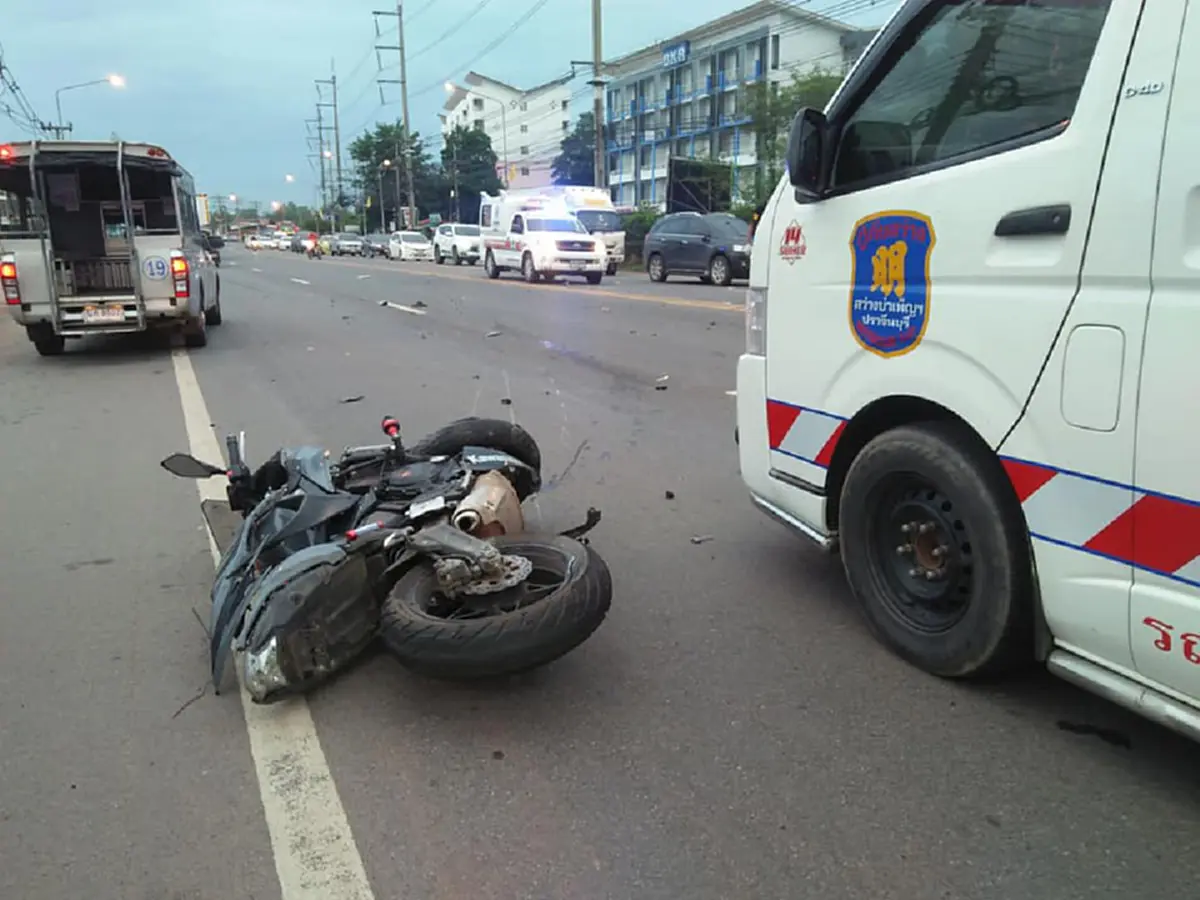 บิ๊กไบค์บิดมิด ชนรถซาเล้ง