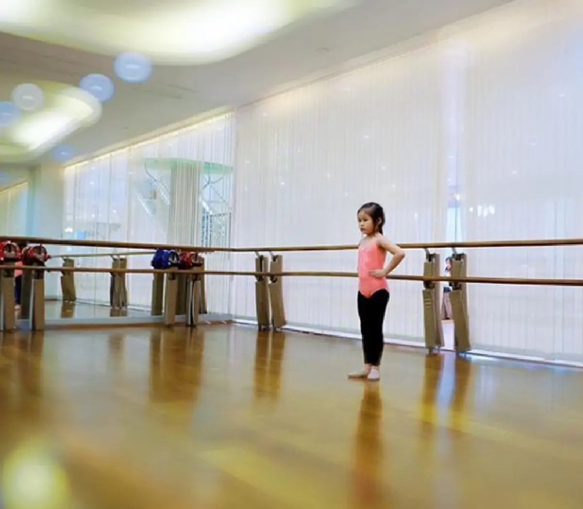 น่ารักแพ็คคู่เลย เมื่อ "น้องณิริน" อาสาเป็นพี่เลี้ยง เล่านิทานกล่อม "น้องปาลิน" ดูแล้วถึงกับอมยิ้มตาม