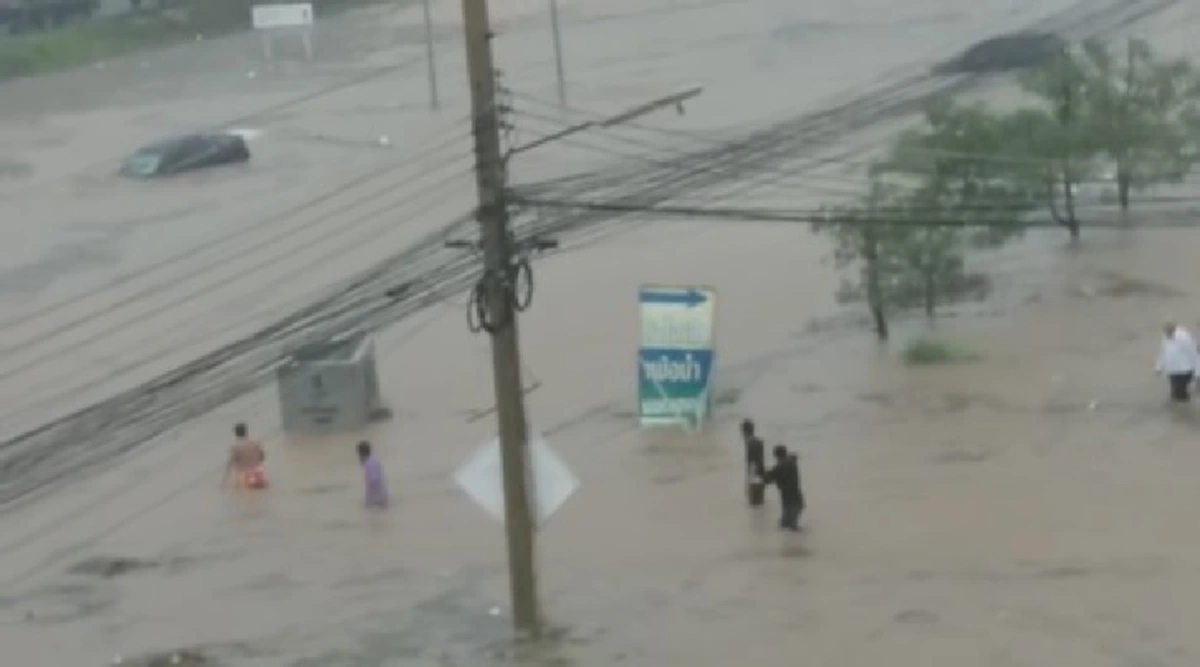 แชร์สนั่น!! "ฝนถล่มระยอง" จมบาดาลในพริบตา ก่อนมีชาวบ้านฝ่ากระแสน้ำ ช่วย 2 ฝรั่งติดอยู่ในรถ โดยไม่กลัวอันตราย!! (มีคลิป)