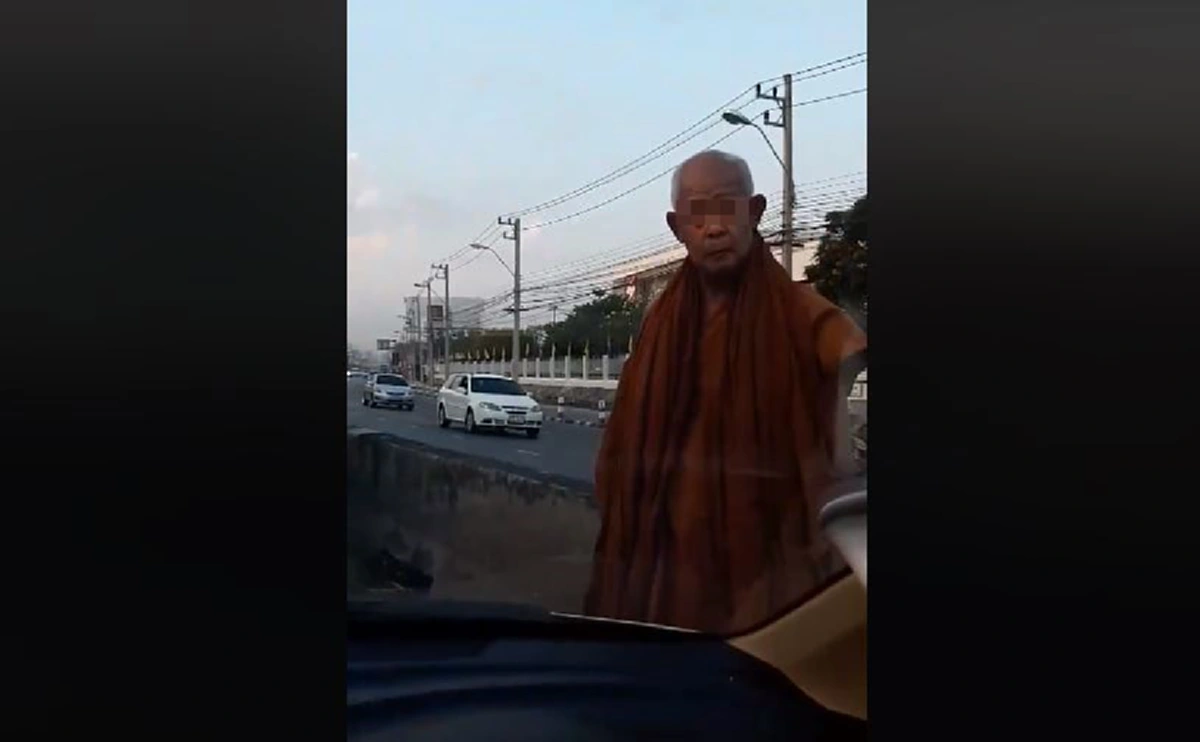 \"หลวงตา\"ขับรถตู้ ลงรถชี้หน้า ด่าหยาบคายใส่ \"เก๋งพ่อเเม่ลูก\" (คลิป)