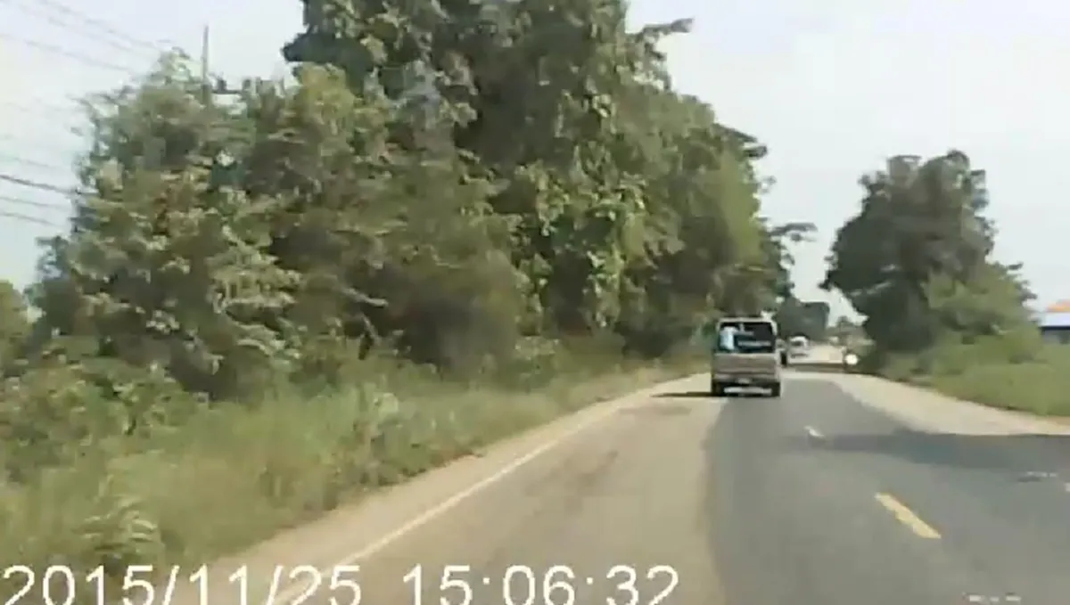 หัวใจจะวาย อุบัติเหตุสุดระทึก"กระบะ"ประสานงา"รถขนมอไซค์" คนนั่งท้ายร่างกระเด็น เลนสวนกันยังขับเเซง ประมาทสุดๆ (คลิป)