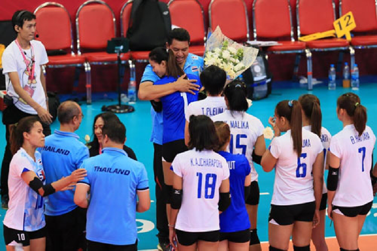 ด้วยรักเเละผูกพัน "โค้ชอ๊อด"ปรากฏตัว ร่วมต้อนรับลูกทีมเก่า"ตบสาวไทย"ชุดเหรียญเงิน"อช.เกมส์"ครั้งประวัติศาสตร์ ลัดฟ้ากลับบ้าน