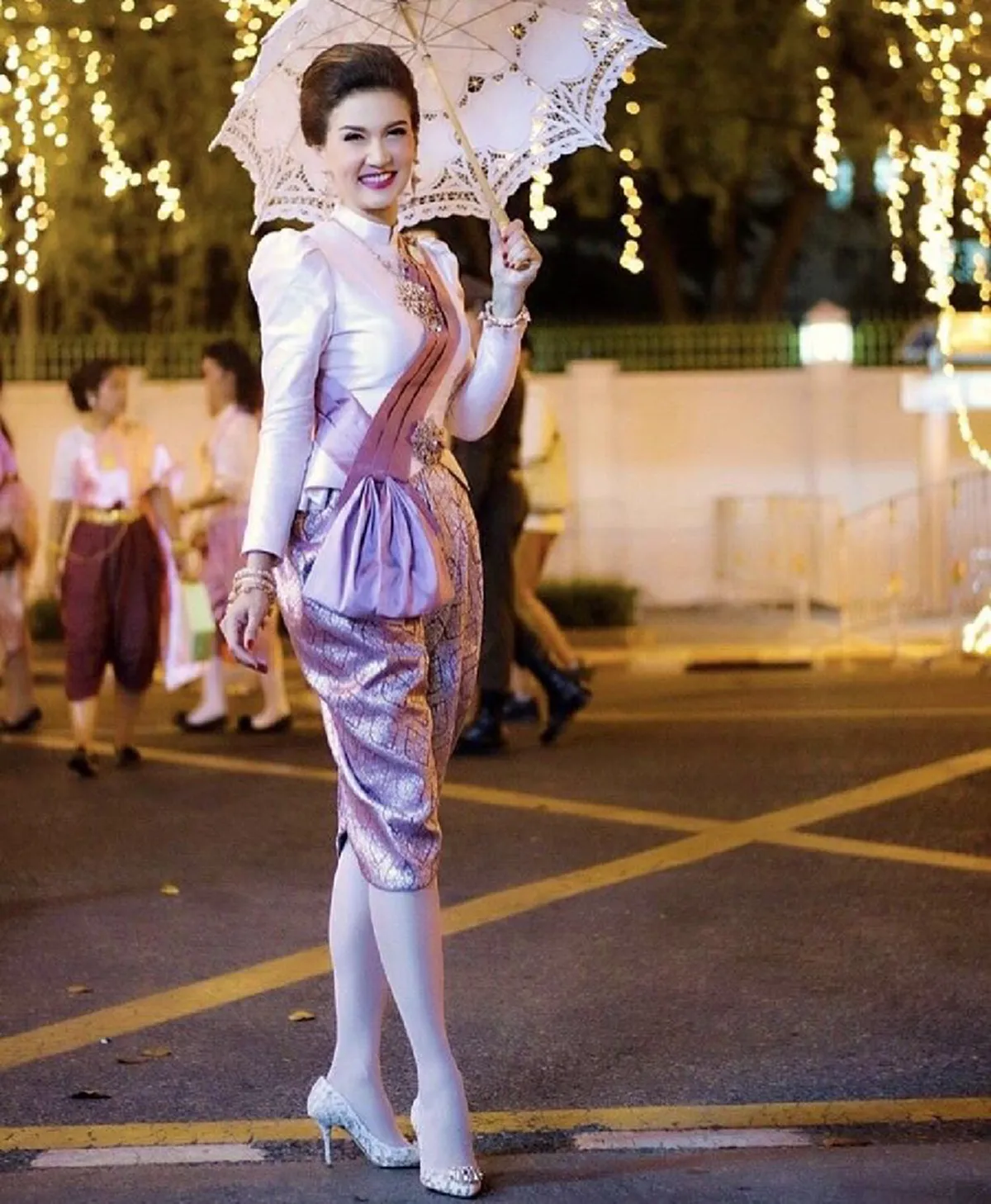 ขยี้ตาแทบพัง !! อดีตนางเอกดัง "แอน สิเรียม" อายุย่างเข้าเลข 5 แต่หน้าเด็กมาก แต่งชุดไทยสวยหวาน ร่วมงานอุ่นไอรักฯ !! (ชมภาพ)