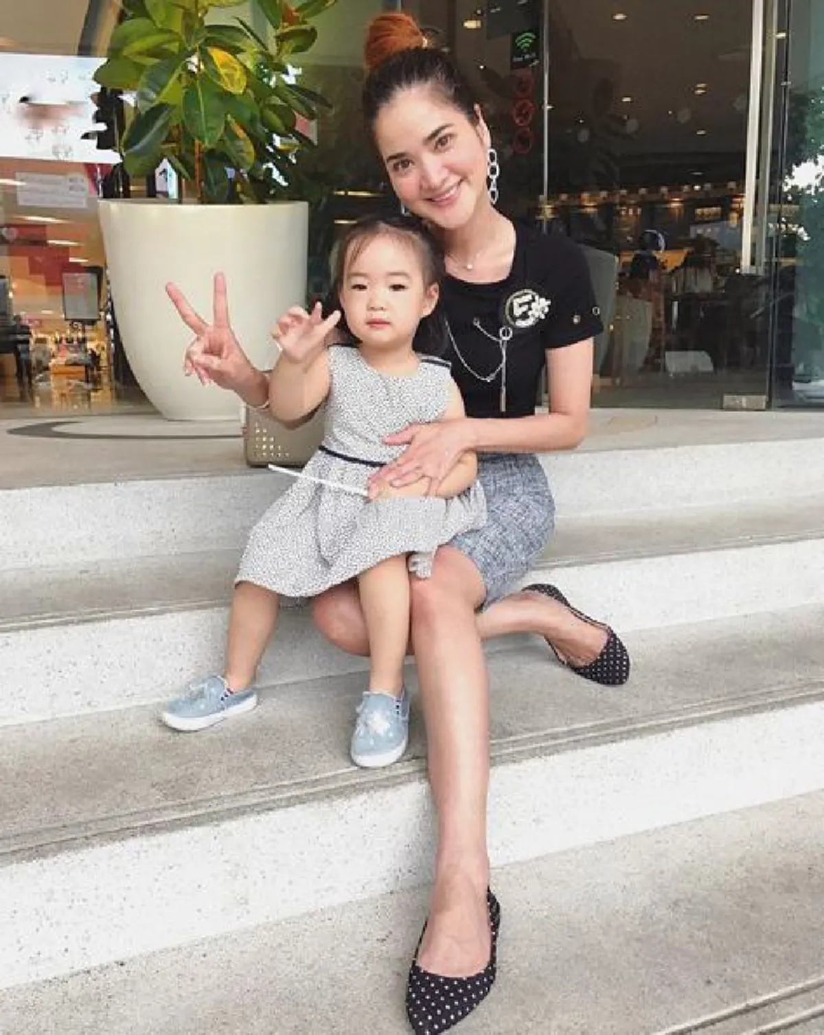 ห่างหายไปนาน !!! ส่องภาพล่าสุด "ปอย ปวีณา" กับชีวิตหลังแต่งงาน อบอุ่นและน่ารักจนน่าอิจฉา !?