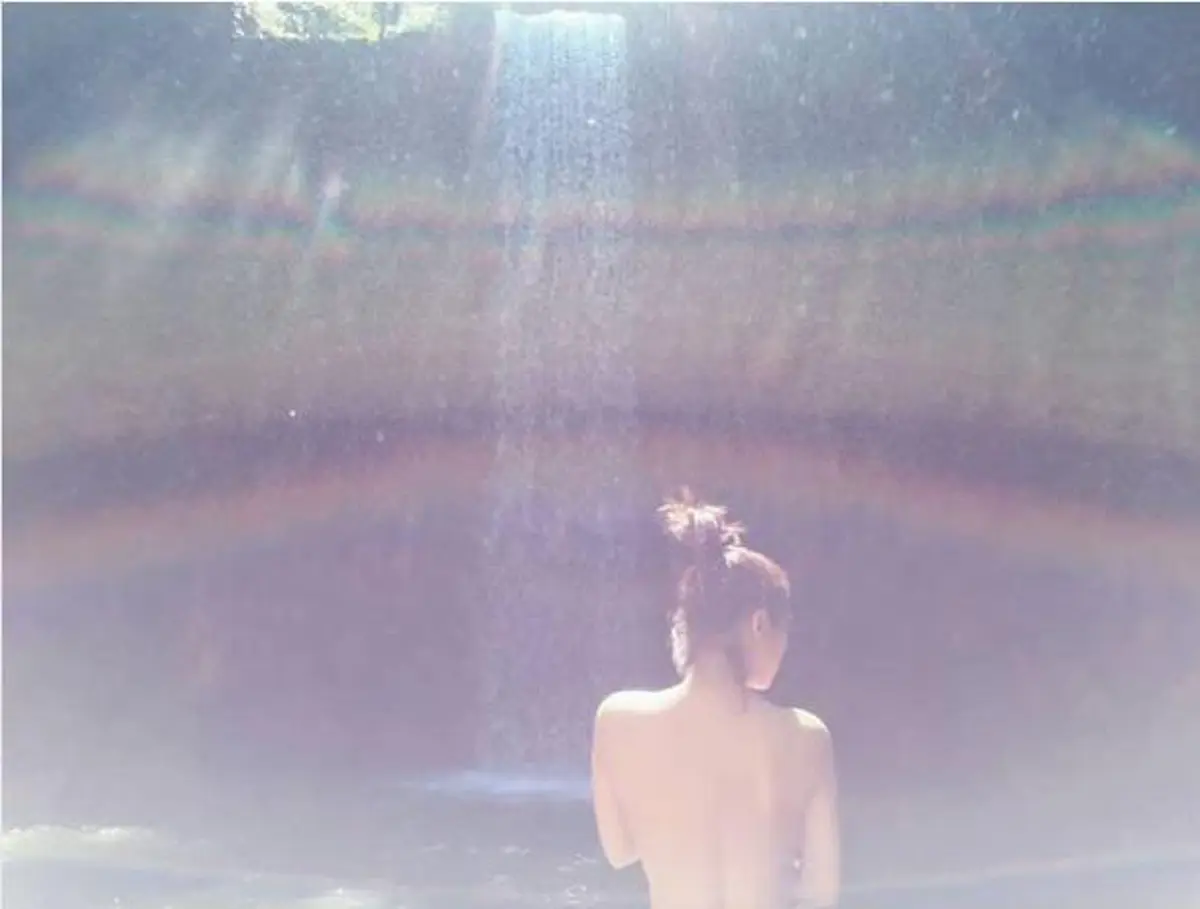 แซ่บทะลุทะลวง!!! ส่องภาพ "ดาราสาวชื่อดัง" กลับมาอวดความเซี๊ยะเต้าทะลัก หลังแต่งงานไม่นาน เผยหน้าอกหน้าใจให้เห็นเต็มๆตา!! (ชมภาพ)