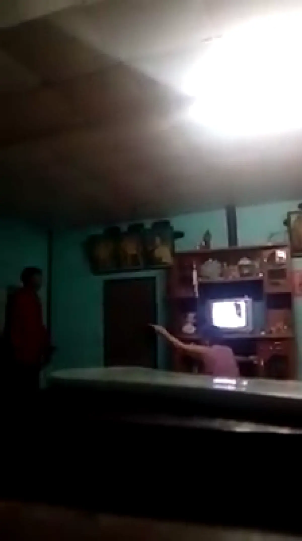 สาปแช่งหนัก ลูกชายคลั่งโดดถีบประตู ขู่ทำร้ายแม่ขอแบ่งมรดก แจ้งตร.ช่วยบอกเรื่องในครอบครัว