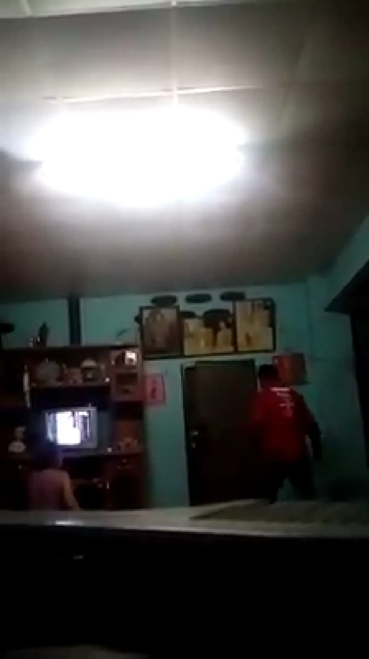 สาปแช่งหนัก ลูกชายคลั่งโดดถีบประตู ขู่ทำร้ายแม่ขอแบ่งมรดก แจ้งตร.ช่วยบอกเรื่องในครอบครัว