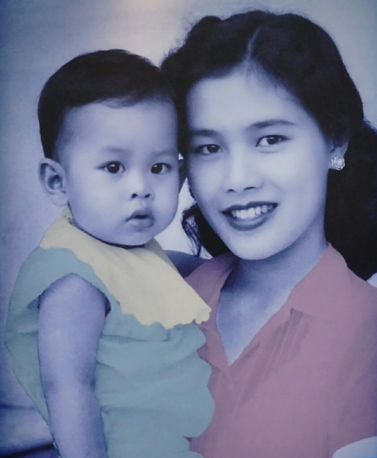 ชายรักแม่..สุดหัวใจ !! พระราชนิพนธ์ใน "สมเด็จพระเจ้าอยู่หัว มหาวชิราลงกรณฯ" บทกลอนสุดซาบซึ้งสะท้อนถึงความรักที่มีต่อ "สมเด็จแม่" อย่างล้นพ้น