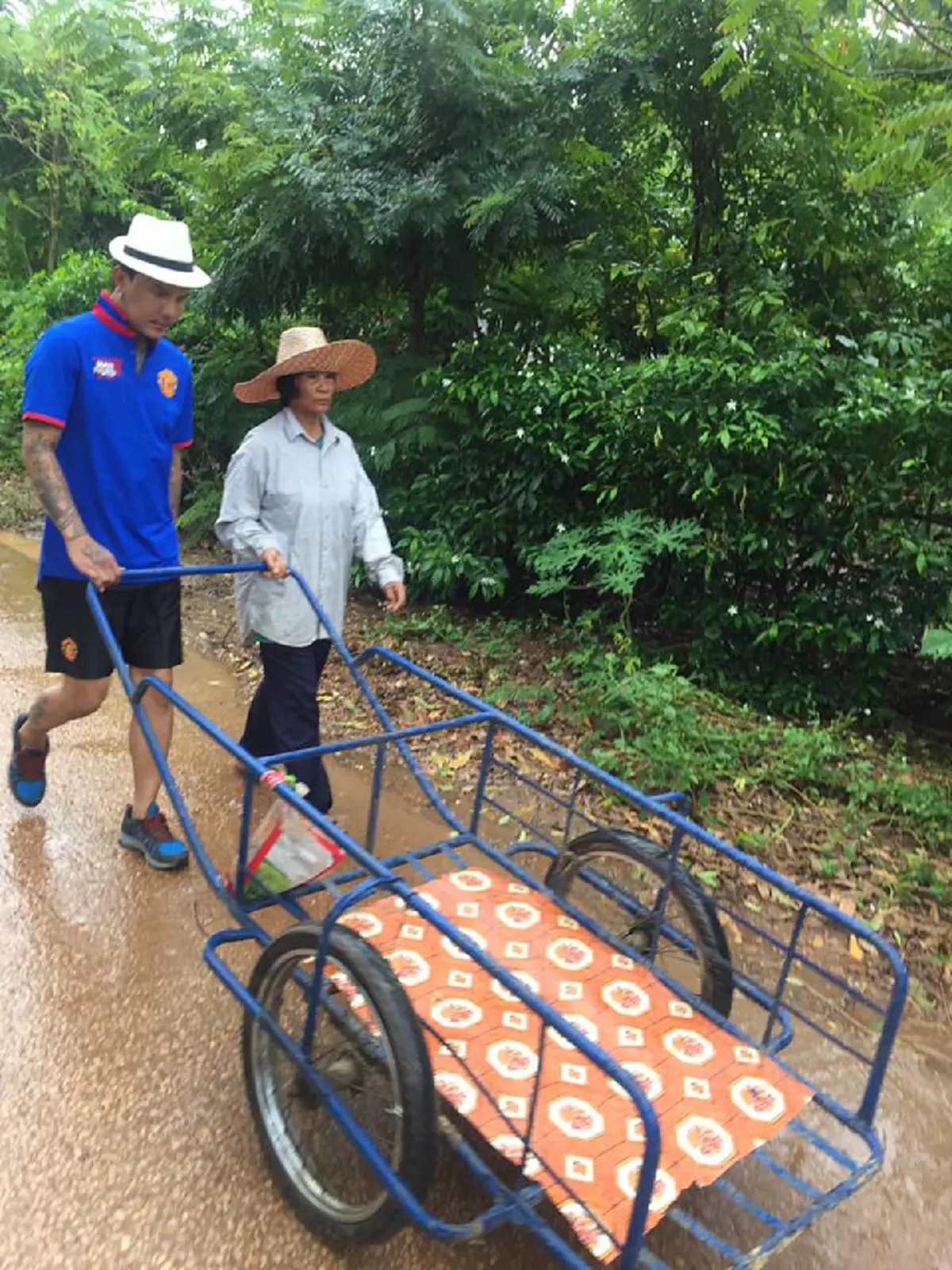 สะเทือนใจ!! ลูกชายพิการแม่ชรายากจน อาศัยกระท่อมบังแดดฝนต้องเดินไปขอข้าววัดให้ลูกชาย หลายครั้งกอดคอกันอด สุดรันทดเป็นลมหน้ามืดข้างหลุมถ่าน!!