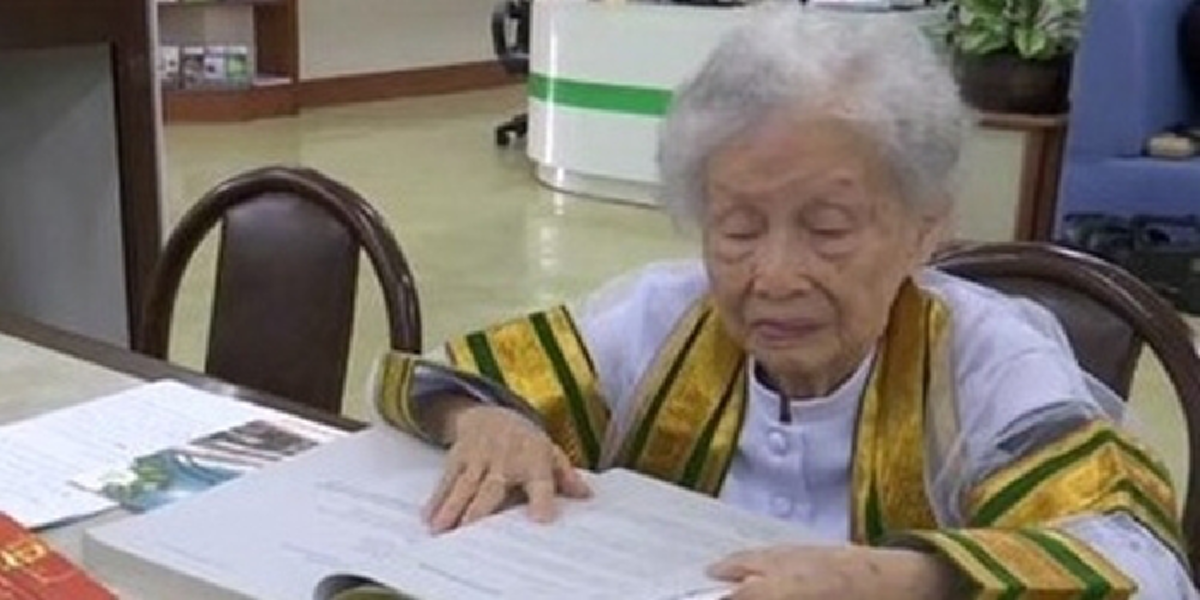 สุดปลาบปลื้ม!!! “คุณยายวัย91”เข้ารับพระราชทานปริญญาบัตรจากพระหัตถ์“สมเด็จพระเจ้าอยู่หัว” ชื่นชมความเพียรเรียนนานกว่า10ปี ???