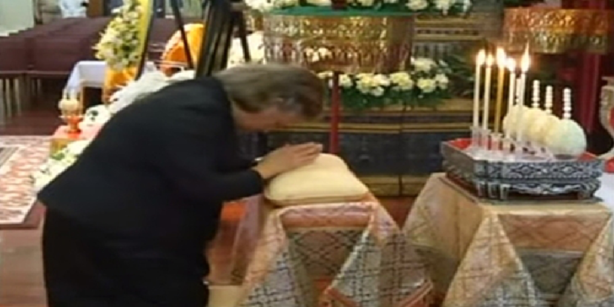 ทรงกตัญญูมาก!!! “สมเด็จพระเทพฯ”ทรงสวมกอด“ท่านผู้หญิงสง่า”พระพี่เลี้ยงในพระองค์ ผู้ร้องเพลงกล่อมบรรทม ความผูกพันที่แสนซาบซึ้ง?!?