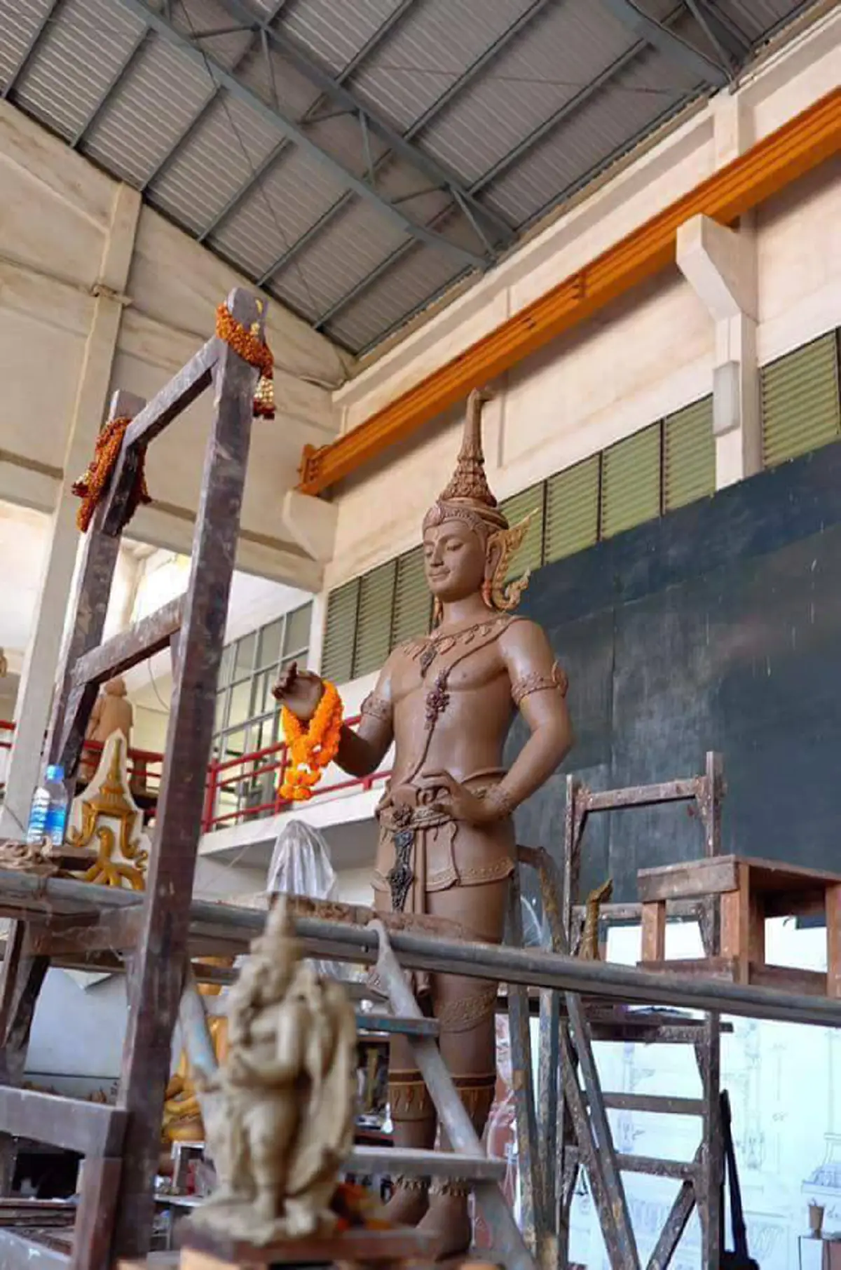 เผยภาพ"พระอินทร์"ประติมากรรมประดับพระเมรุมาศงดงามสมพระเกียรติ จากฝีมือจิตอาสาช่างสิบหมู่ ถวายแด่พ่อหลวงเป็นครั้งสุดท้าย