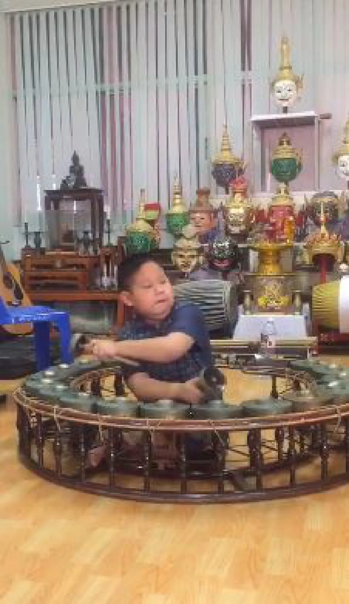 จิ๋วมหัศจรรย์ !!! หนูน้อยโชว์ลีลา"ตีฆ้องวง"สลับแขน ฝีมือขั้นเซียนเห็นแล้วตะลึงตาค้าง!....แชร์ไปให้กระหึ่ม ประกาศให้โลกรู้ว่าลูกหลานไทยนั้น