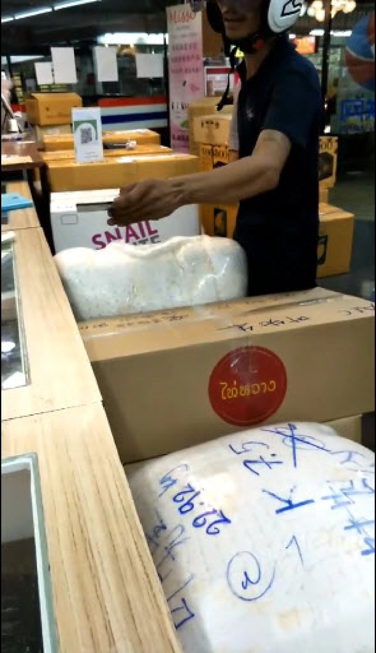 โดนตัวไหนมา!! ชายปริศนาเดินเข้าร้านทำทีมารับสินค้าพูดจาวกวน พีคกว่ายื่นใบขับขี่ให้รูดเงิน วงจรปิดเผยด้อมๆมองๆได้ของแบบไม่ต้องเข้าร้าน (คลิป)