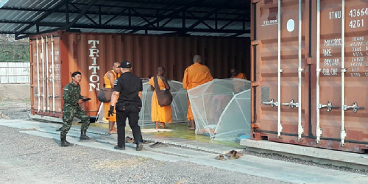 ตะลึง!!!สอบพระร่วมชุมนุมธรรมกายไร้ใบสุทธิอื้อ พบมาจากสมุทรปราการ ทหารค้นตู้คอนเทนเนอร์หวั่นซ่องสุมกำลัง ขณะแชร์ว่อนภาพชายแต่งพระศีรษะโล้น???