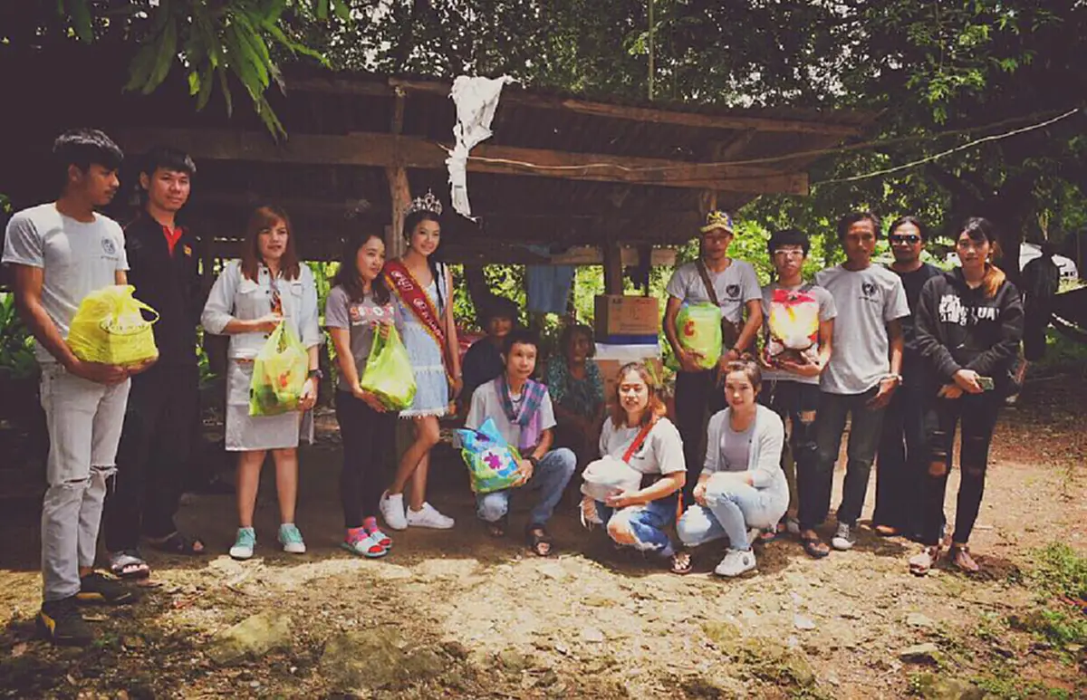 3 ชีวิตไร้ไฟฟ้าหลังคารั่ว กินข้าวเคล้าน้ำฝน หญิงชรา หูตาฝ้าฟางอาศัยกระท่อมไม้ผุพัง ซ้ำลูกสาว-ลูกเขยมือเท้าหงิกงอ ขอแค่มีข้าวกินไปวันๆ (คลิป)