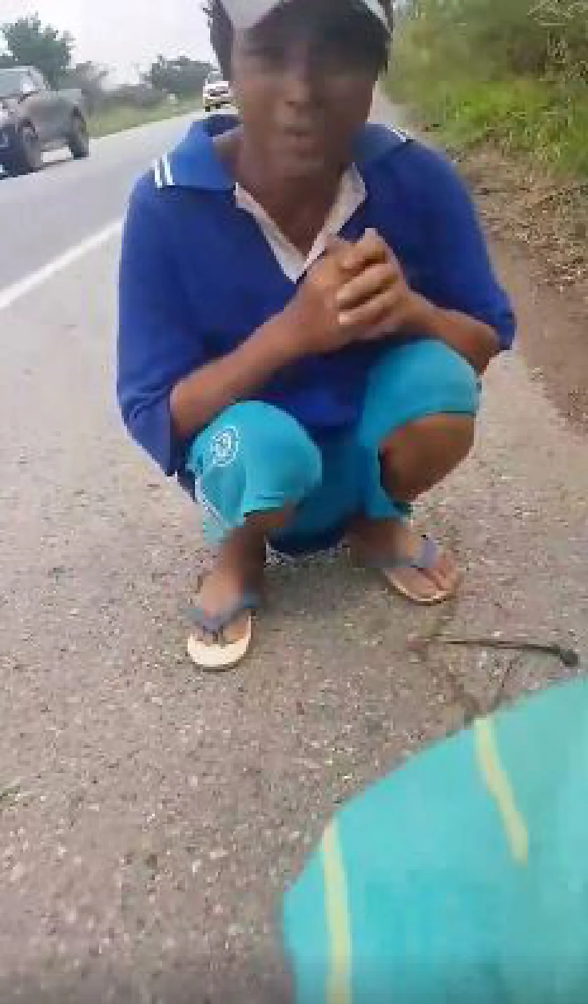 "โดนเขาตีมา เจ็บไปทั้งตัว" !?! ลุงเก็บของเก่านั่งฟุบกับพื้นถนนหนุ่มตัดสินใจเหมาขวดทั้งหมด ลุงถอดรองเท้านั่งพับเพียบยกมือไหว้ทั้งน้ำตา