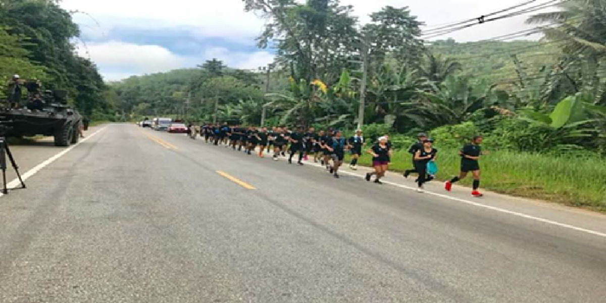 ขอบคุณพี่ๆดูแลผม ตูนยกมือไหว้จนท.ช่วยดูความปลอดภัย ขณะทหารชมเป็นคนดี มีสัมมาคารวะขอให้สู้ๆ พบวิ่งยะลาได้วันละล้าน มุ่งหน้าสู่ปัตตานีต่อ?!?