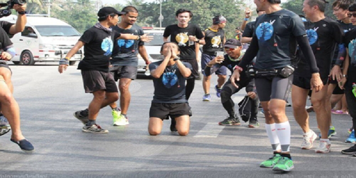 2ชายผู้มีแต่ให้!!! เศรษฐีใจบุญจิมมี่ บริจาคตูน16ล้าน แทนชาวนครทุกคน แม้2วันก่อนร้านขายผ้าเกือบโดนเผาวอด ตัวเอง-ญาติเจ็บหนีตายหวิดถูกย่างสด?!