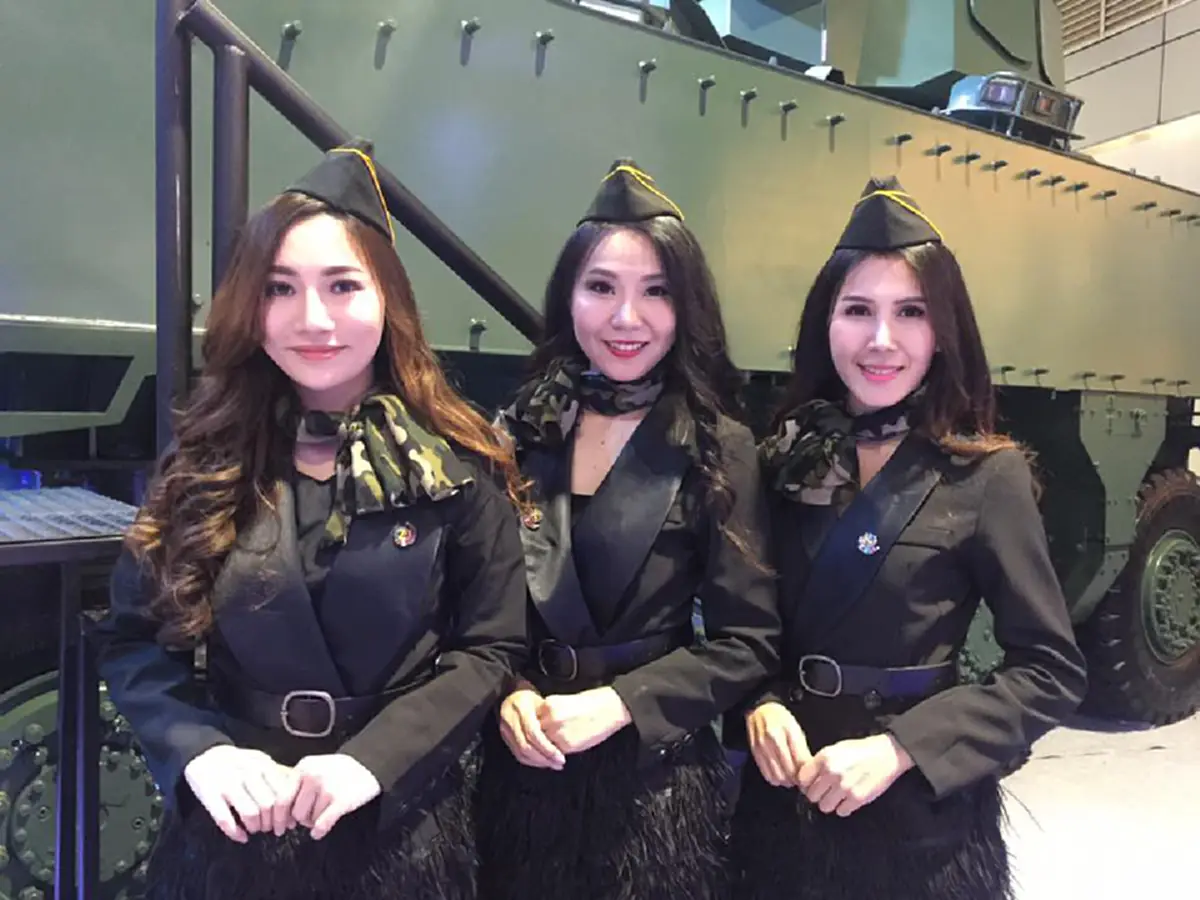 รุ่นนี้...สะเทินน้ำสะเทินบก!?! กลาโหมโชว์รถเกราะฝีมือคนไทยล้วนๆ ทำได้ทุกอย่างทั้งรบ-บรรเทาสาธารณภัย คัน100กว่าล้านสั่งผลิตให้นย.นำไปใช้(ภาพ)