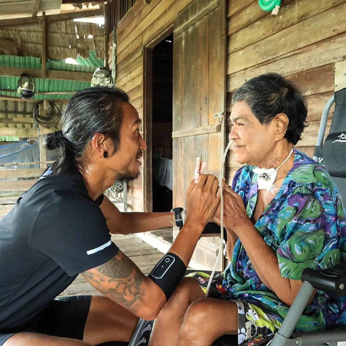 ขณะวิ่งฝ่าฝนหนัก จู่ๆพี่ตูนก็เลี้ยวกะทันหันไปในบ้านไม้เก่าๆ คุณยายมีท่อติดอยู่ที่จมูก พี่ตูนค่อยๆย่อตัวลงกุมมือแน่น คุณยายยิ้มขอโทษ...