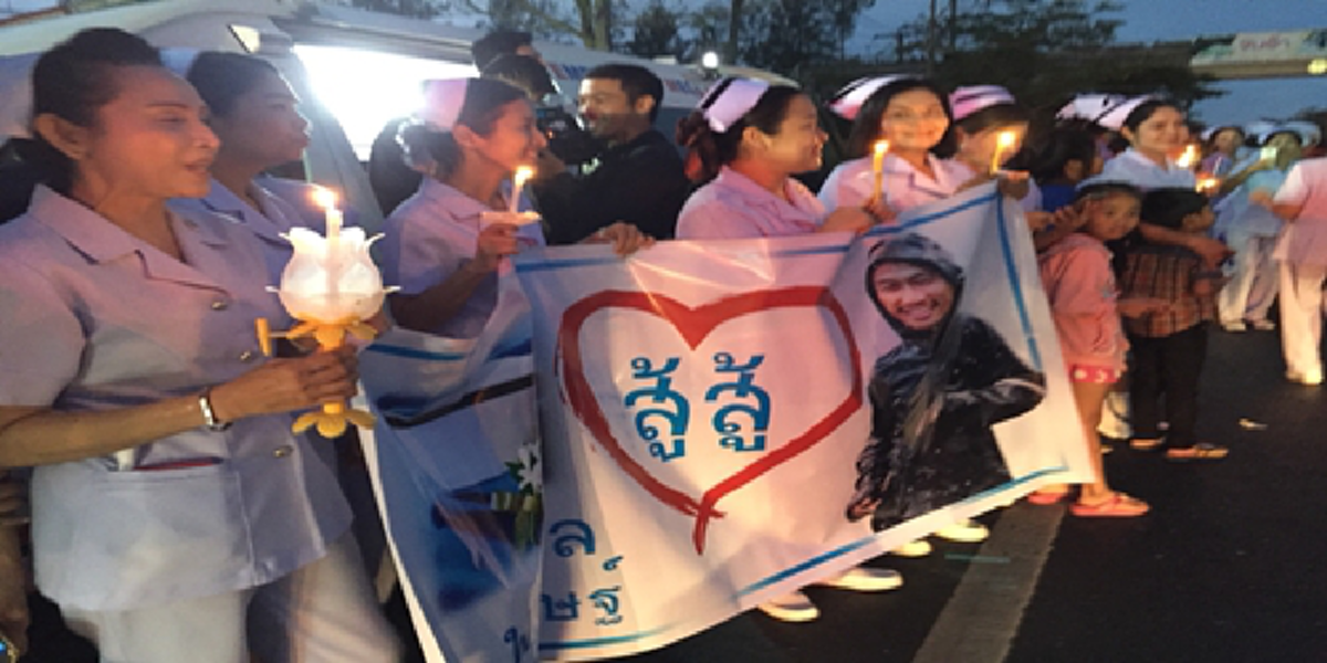 ไม่ใช่แสงสุดท้าย?!? พี่ตูนน้ำตาซึม ต้องหยุดวิ่งเมื่อเจอหมอพยาบาลจุดเทียน-ร้องเพลงต้อนรับ พร้อมกล่าว ผมเป็นเพียงส่วนหนึ่งที่เข้ามา...???