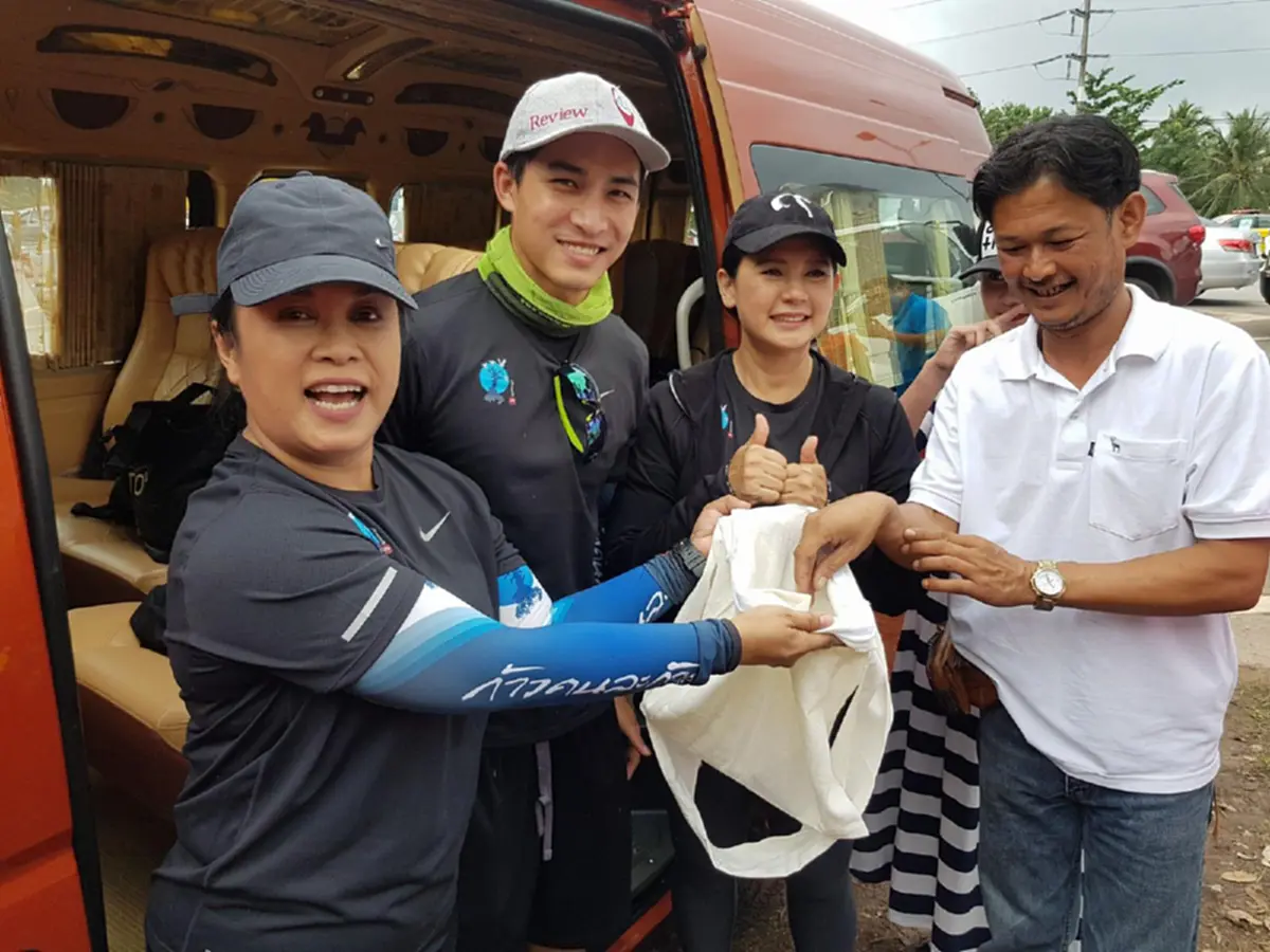 มาแล้วชุดใหญ่!?! พี่แหม่ม หมอก้อง พี่เหมี่ยว มาช่วยตูน บอดี้สแลม ทั้งร่วมวิ่ง ช่วยรับเงินบริจาคที่สุราษฏร์ (รายละเอียด)