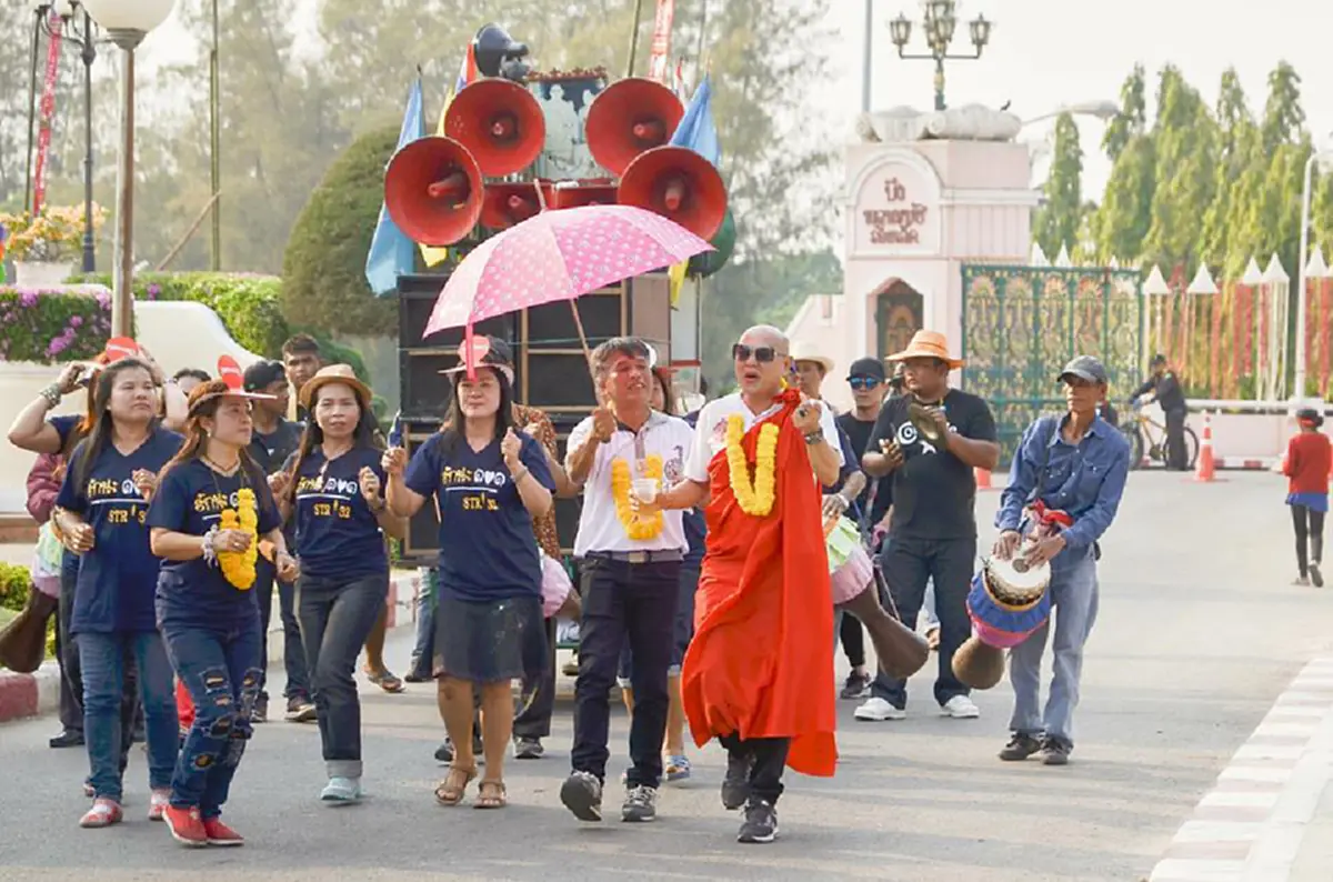 แชร์กระฉ่อนเน็ต!! "ชิตังเม" โผล่เต้นสายย่อ ชนิดจีวรปลิว ทำเอาชาวบ้านฮือฮา ทั้งจังหวัด เตรียมแจ้ง DSI ด่วนๆ!! (คลิป)